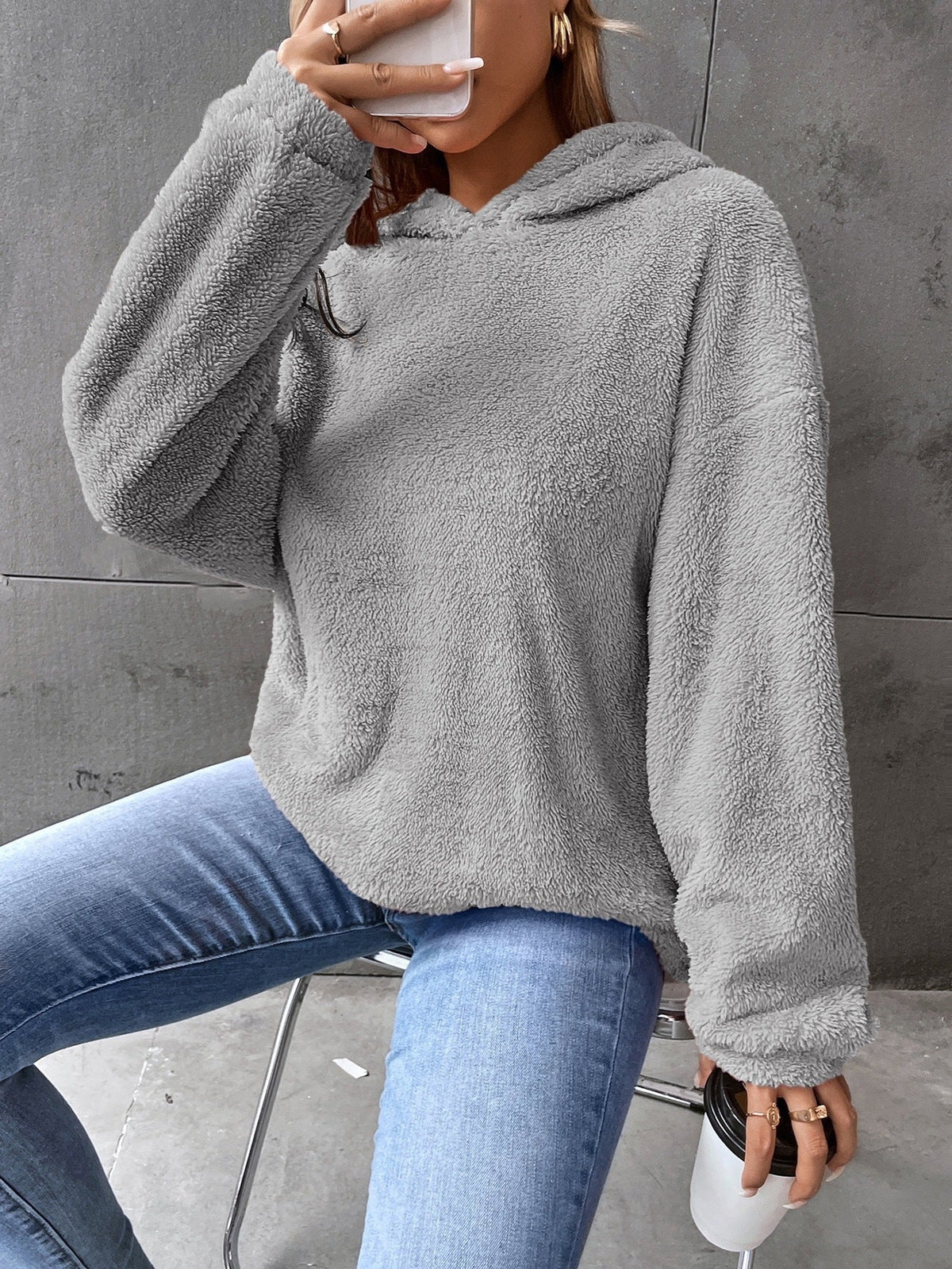 Dameshoodie – pullover – kort model – losse pasvorm – lange mouwen