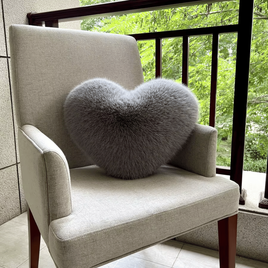 HUGNEST – Hartvormig nepbont kussen voor warme & moderne woonruimtes