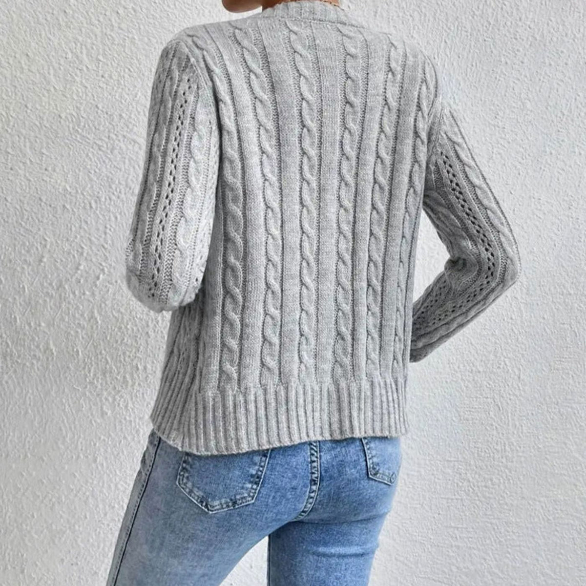 Kabelgebreid damesvest met lange mouwen en knoopsluiting