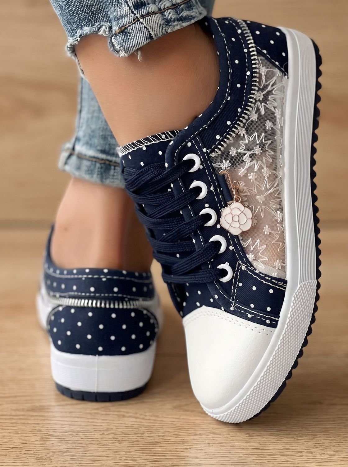 Orthopedische lage damessneakers van gebloemd mesh met vetersluiting