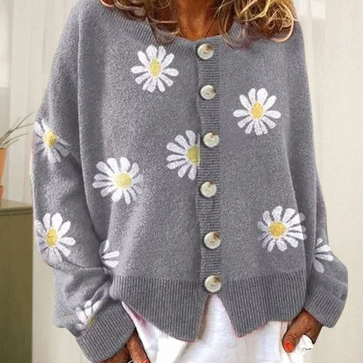 Relaxed gebreid dameswintervest met madeliefjes en knoopsluiting