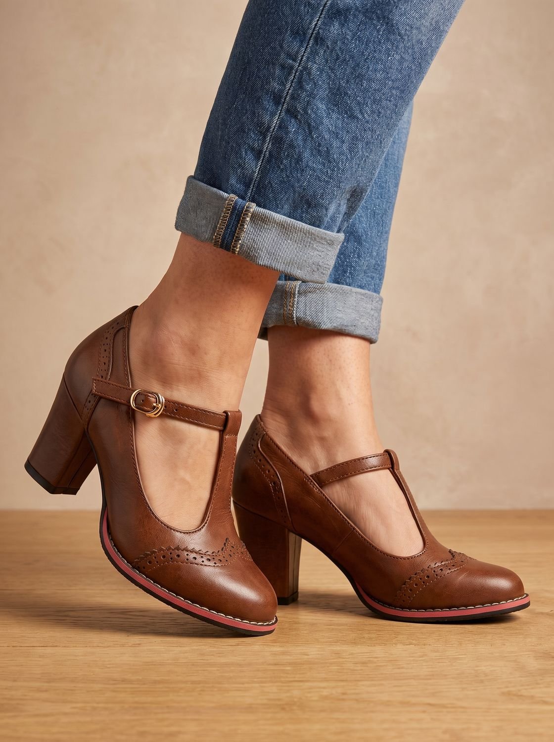 Retro brogue pumps met T-band en blokhak voor dames