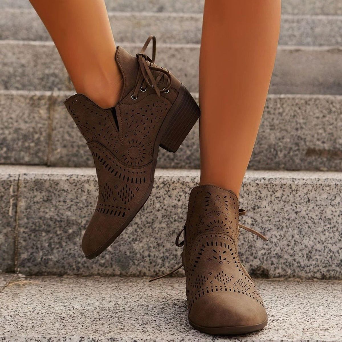 Dames enkellaarsjes met spitse neus, vetersluiting en cut-out details