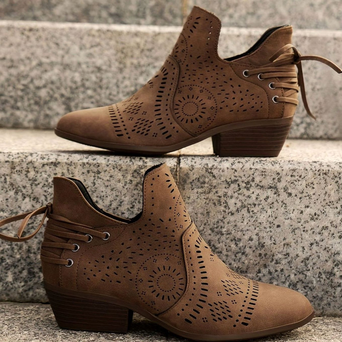 Dames enkellaarsjes met spitse neus, vetersluiting en cut-out details