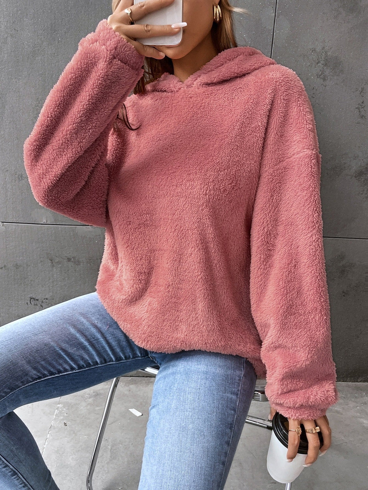 Dameshoodie – pullover – kort model – losse pasvorm – lange mouwen