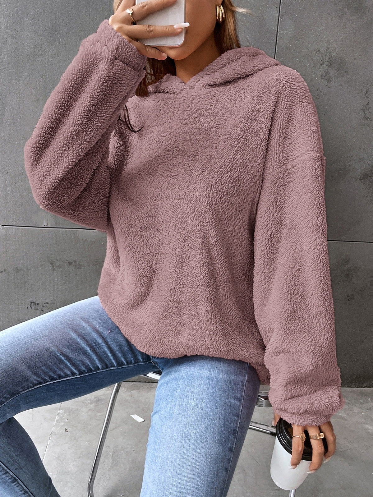Dameshoodie – pullover – kort model – losse pasvorm – lange mouwen