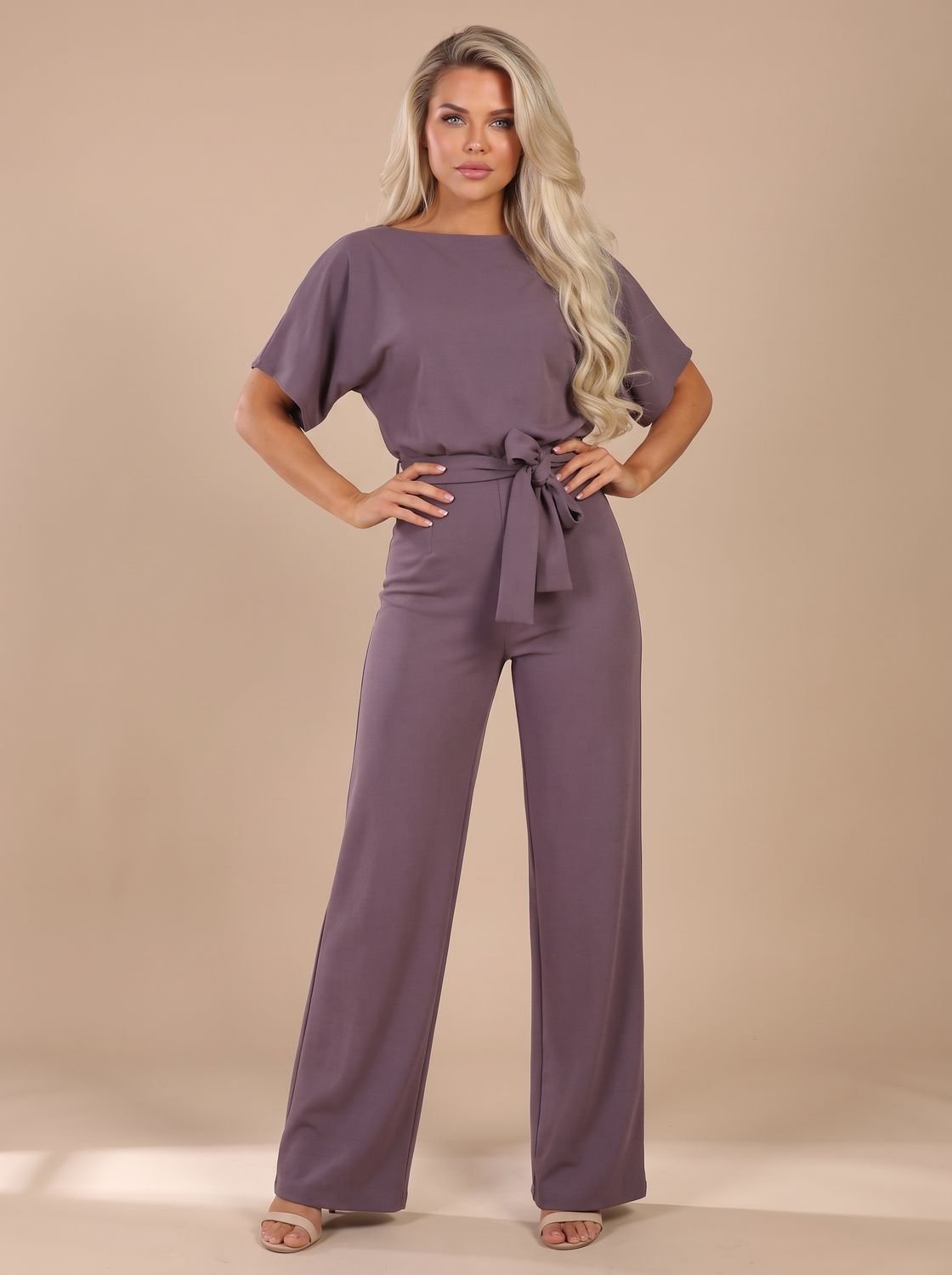 Damesjumpsuit met korte mouwen, strikceintuur en wijde pijpen
