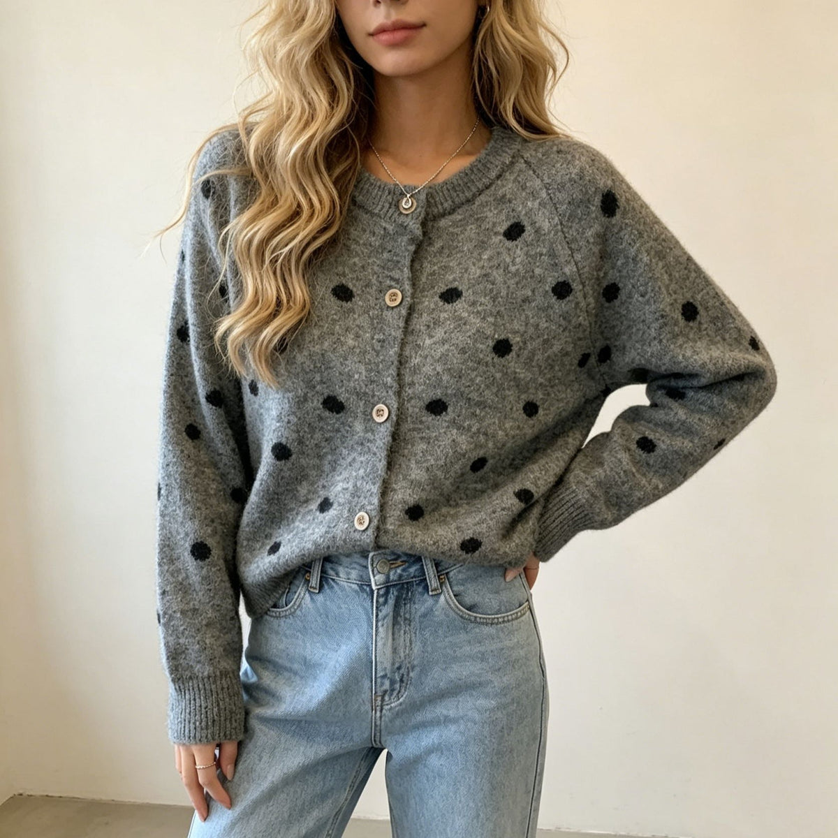 Damesvest met knopen, stippen en ronde hals in mohair-look