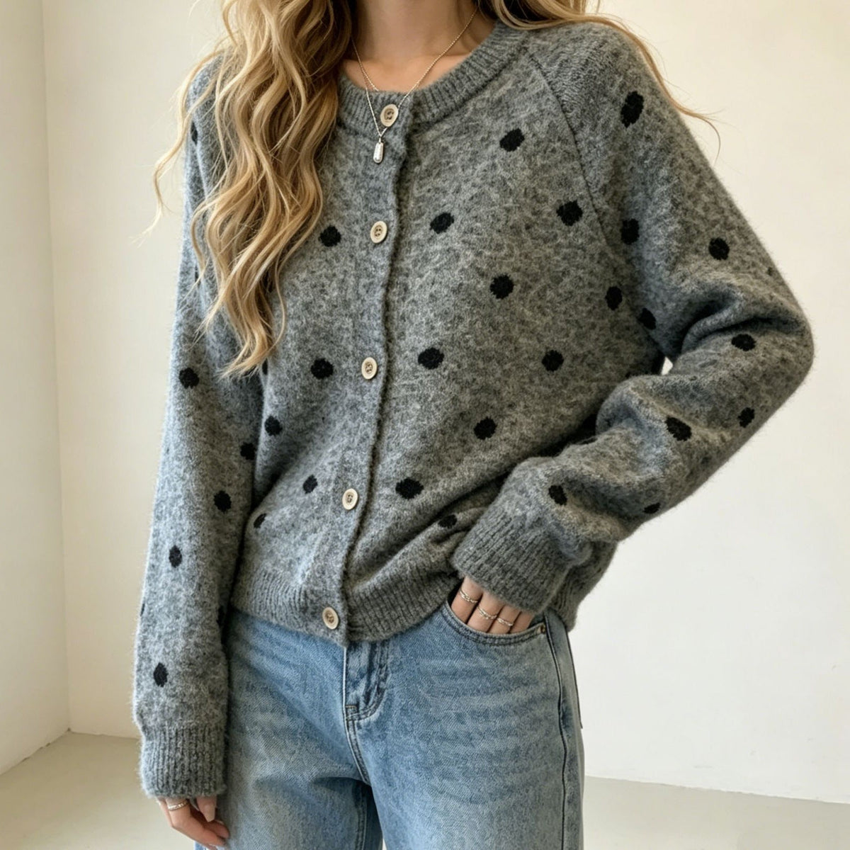Damesvest met knopen, stippen en ronde hals in mohair-look