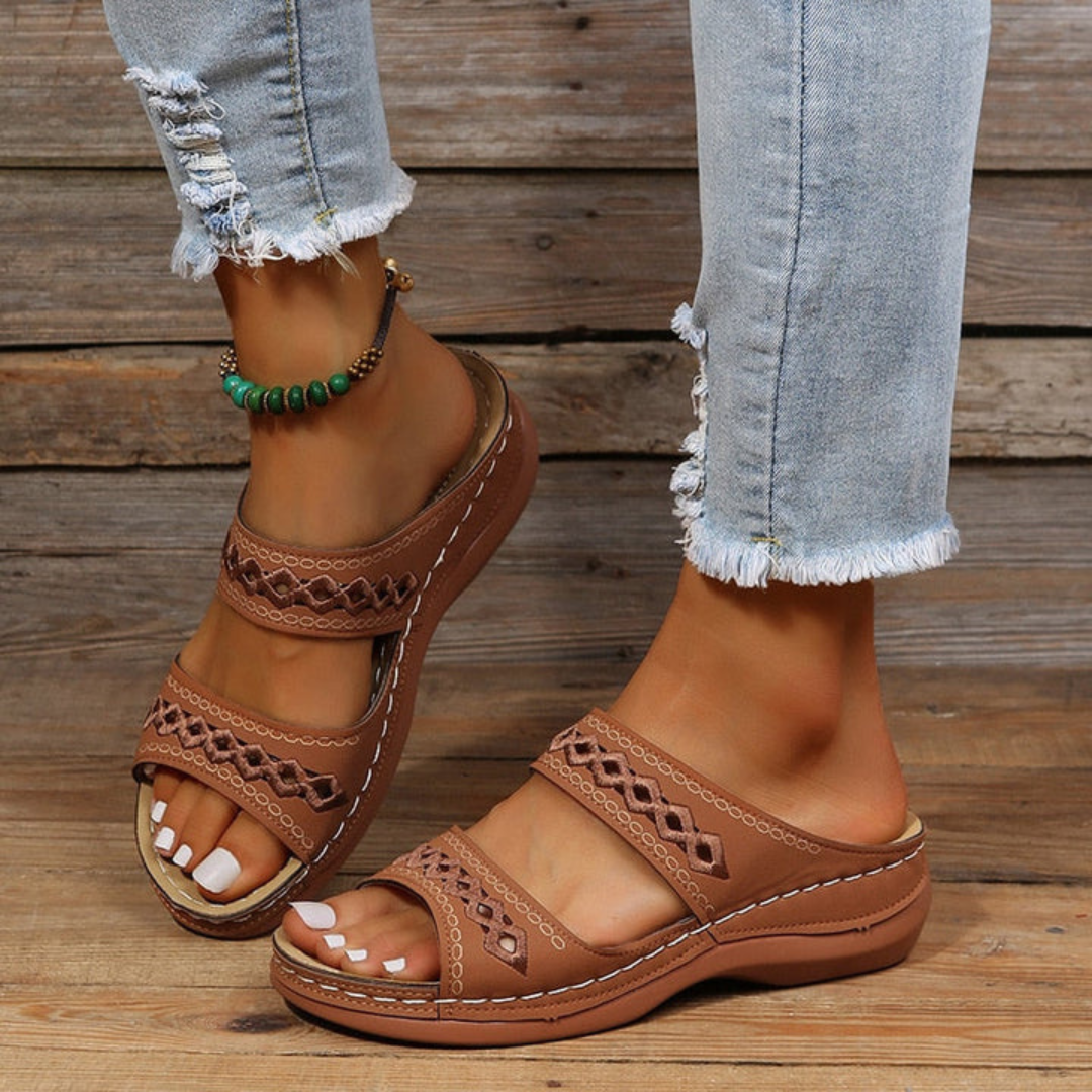 Emeja | Dames Slide Sandalen met Uitsnijdetails