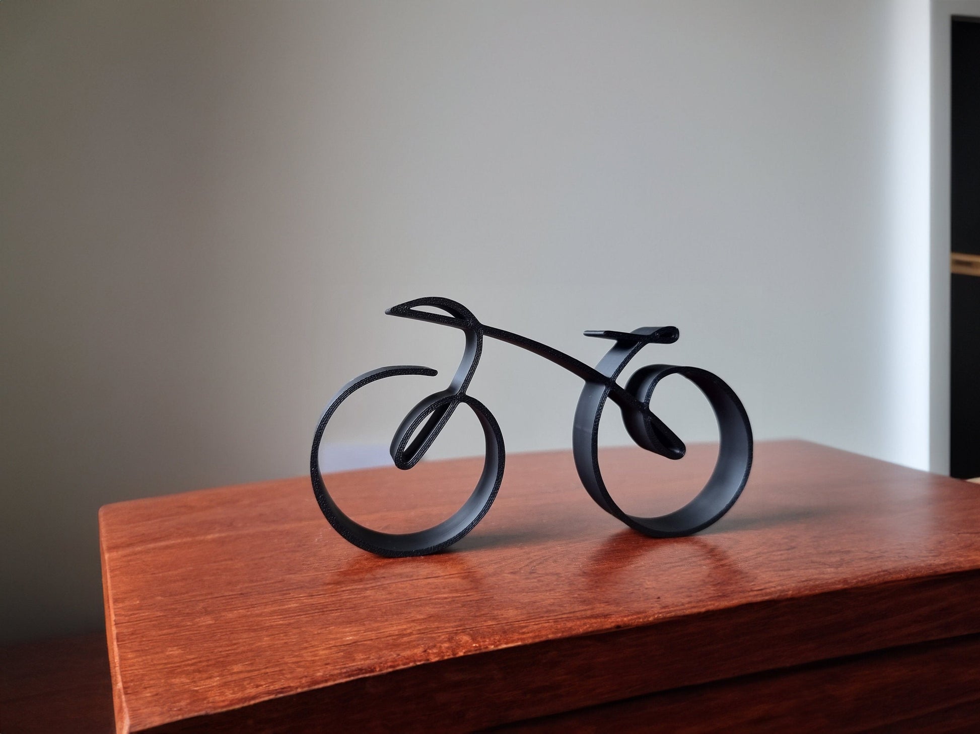 Emeja | Elegante Minimalistische Fiets Sculptuur Draadframe Stijl