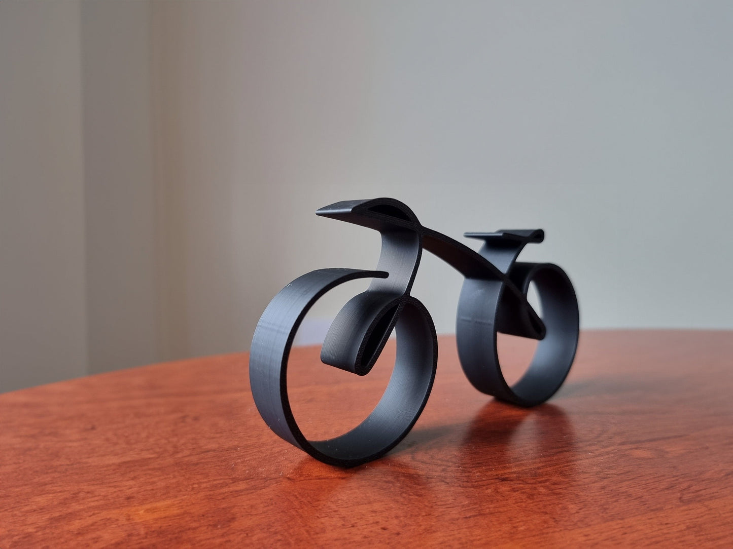Emeja | Elegante Minimalistische Fiets Sculptuur Draadframe Stijl