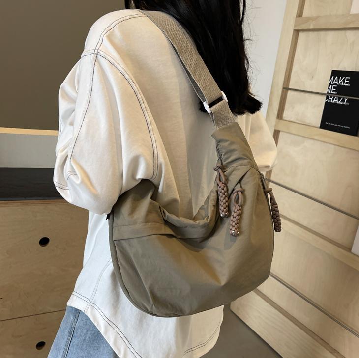 Emeja | EVERCARRY – Nylon schoudertas met slimme compartimenten voor dagelijks gebruik