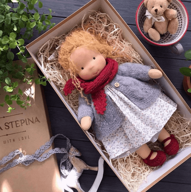 Emeja | Handgemaakte Waldorf Pop "Poppi" | 35cm | Biokatoen & Hypoallergene Textielen | Educatief Speelgoed | Zintuiglijke Stimulatie