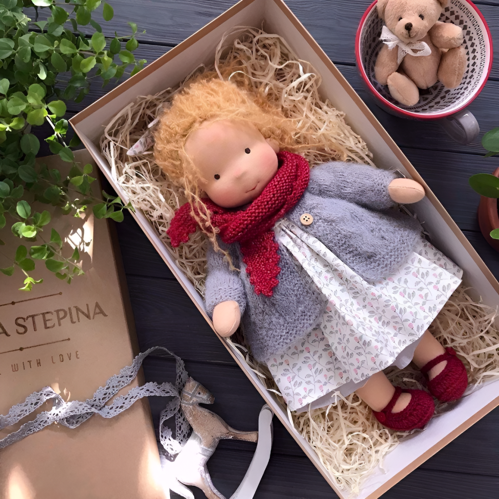 Emeja | Katoenen Waldorf Pop met Eenvoudige Gezichtskenmerken