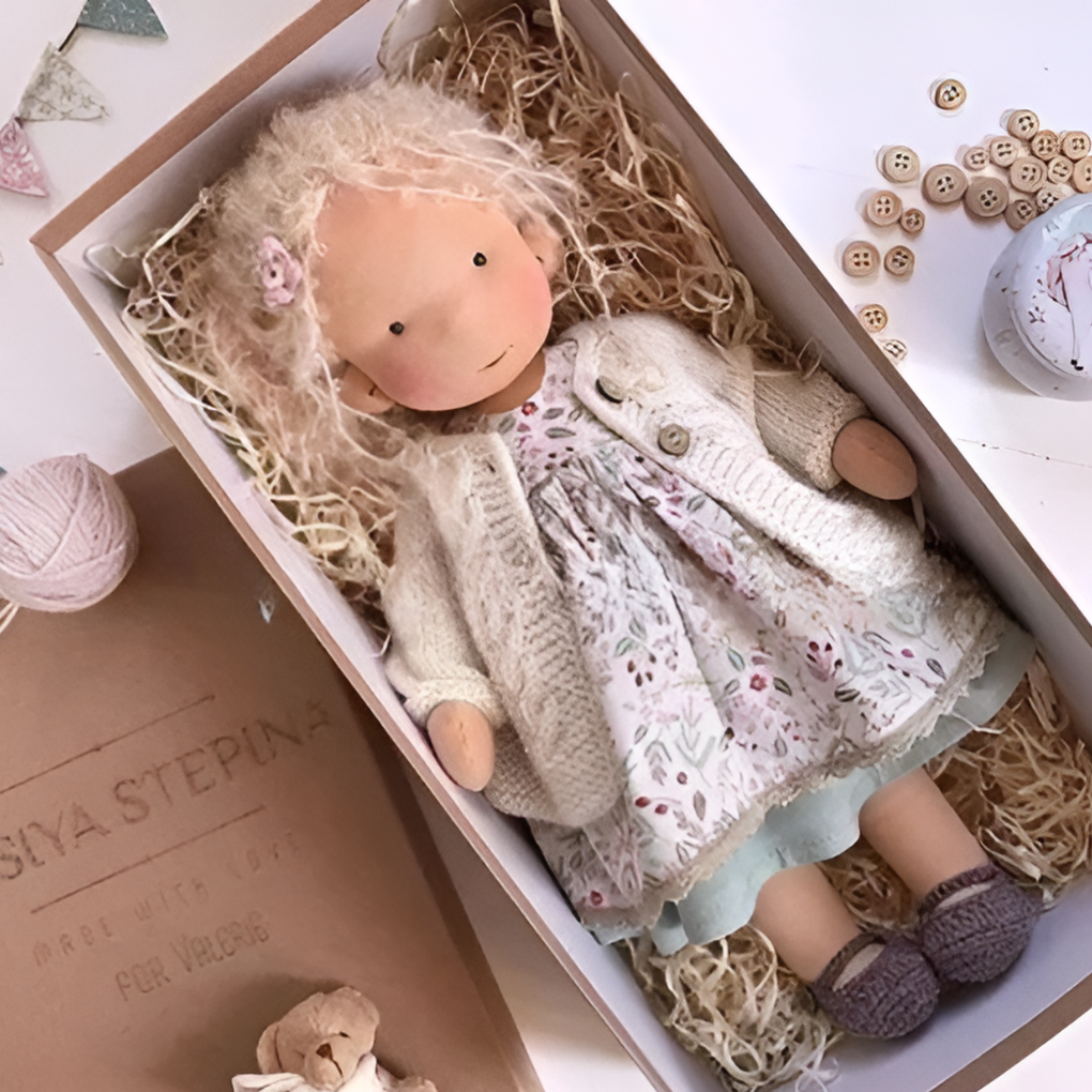 Emeja | Katoenen Waldorf Pop met Eenvoudige Gezichtskenmerken