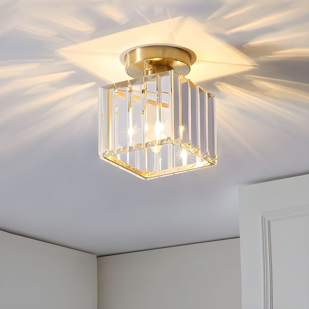 Emeja | Kristallen Plafondlamp – Messing Bevestiging & Compact Ontwerp