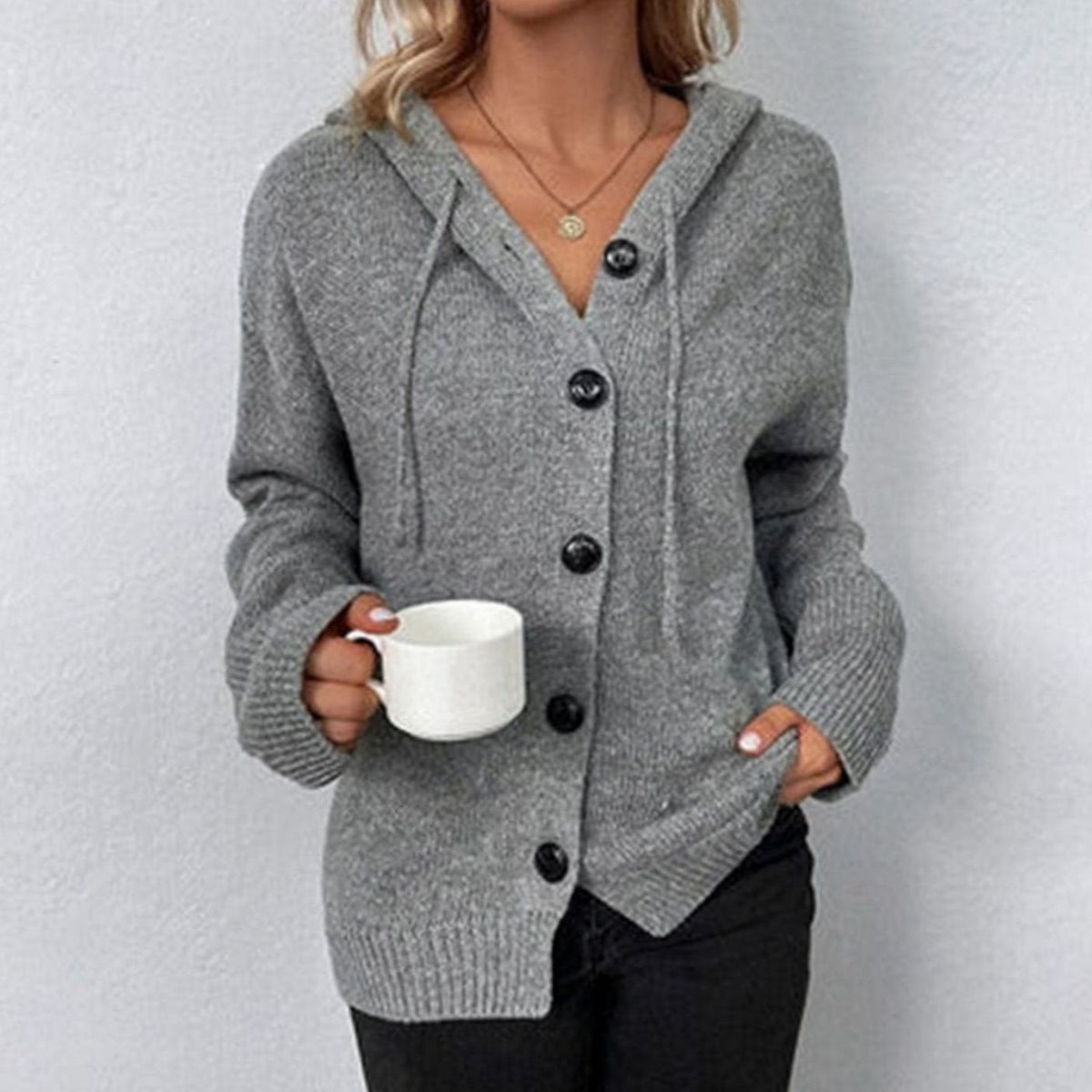 Gebreid damesvest met capuchon, knopen en lange mouwen - Relaxed fit