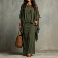 Gedrapeerde maxi-jurk met capemouwen en asymmetrische zoom