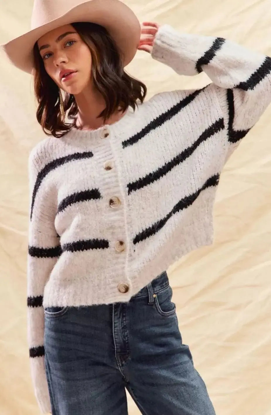 Gestreept gebreid wintervest voor dames met knopen