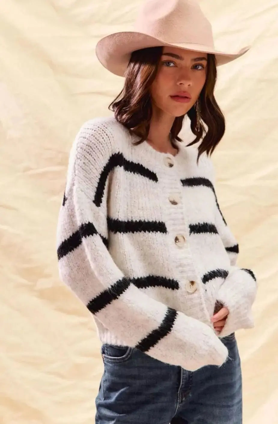 Gestreept gebreid wintervest voor dames met knopen