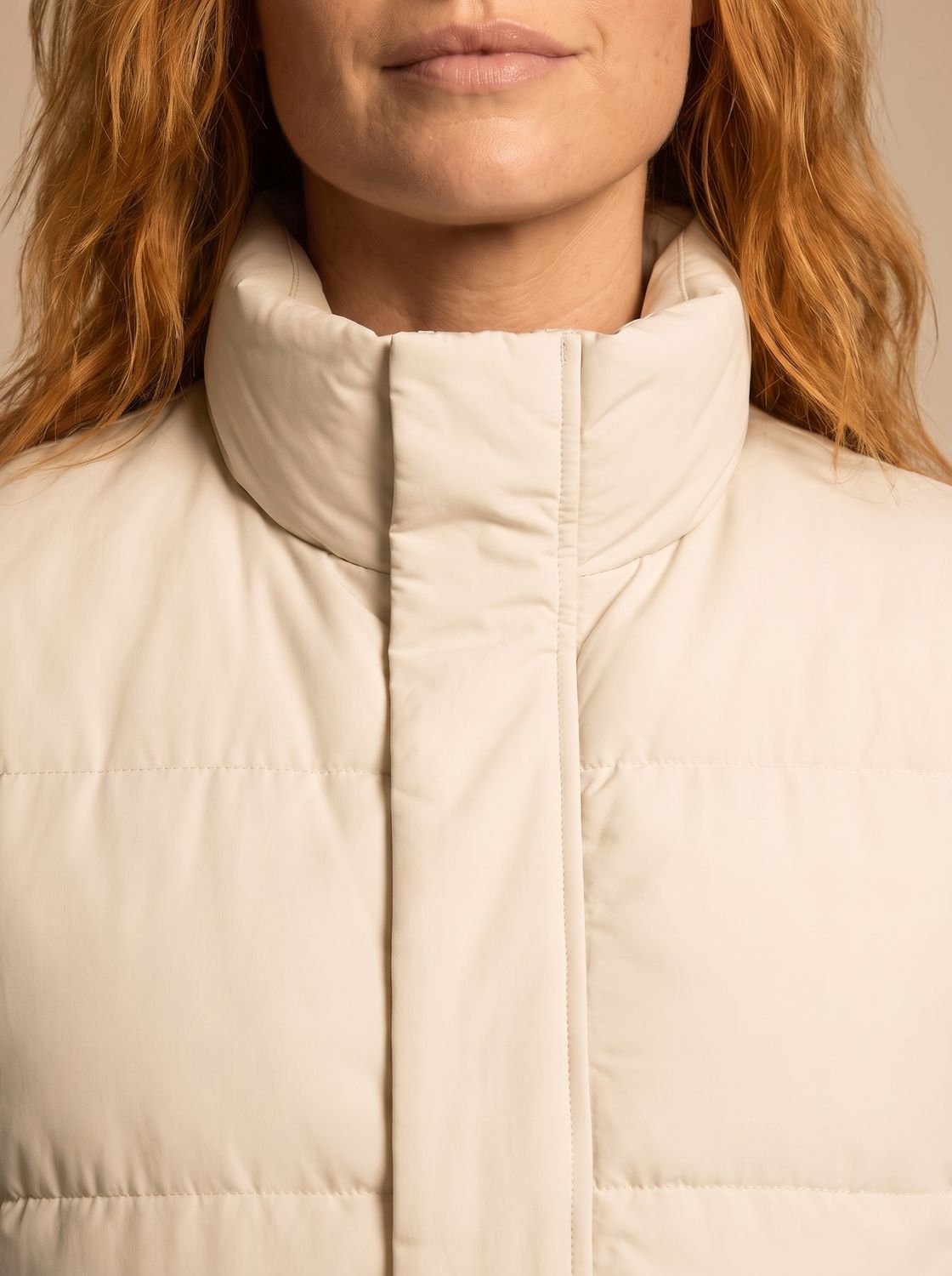 Gewatteerde puffer bodywarmer voor dames met opstaande kraag, ritssluiting en klepzakken
