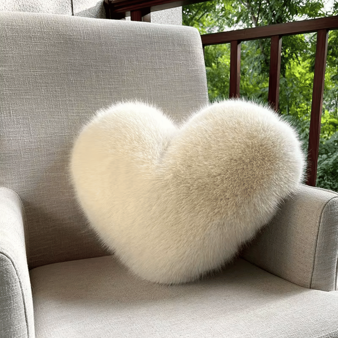 HUGNEST – Hartvormig nepbont kussen voor warme & moderne woonruimtes