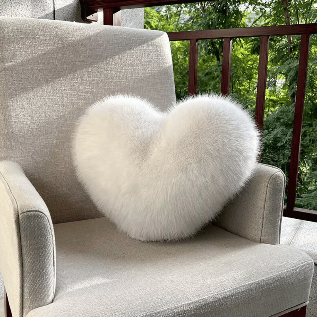 HUGNEST – Hartvormig nepbont kussen voor warme & moderne woonruimtes