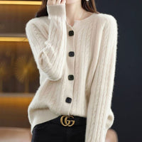 Kabelgebreid winters damesvest met knoopsluiting en relaxte pasvorm
