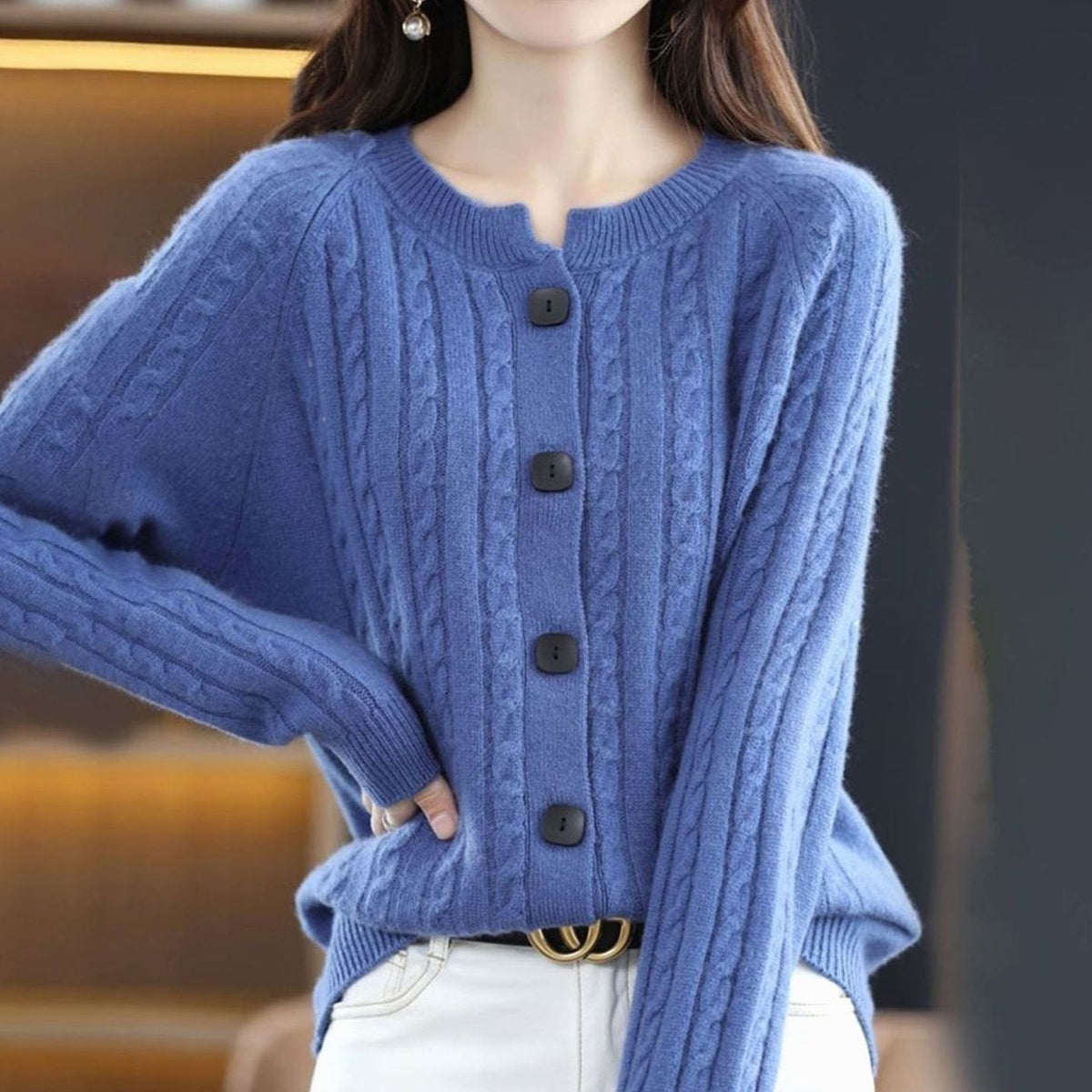 Kabelgebreid winters damesvest met knoopsluiting en relaxte pasvorm