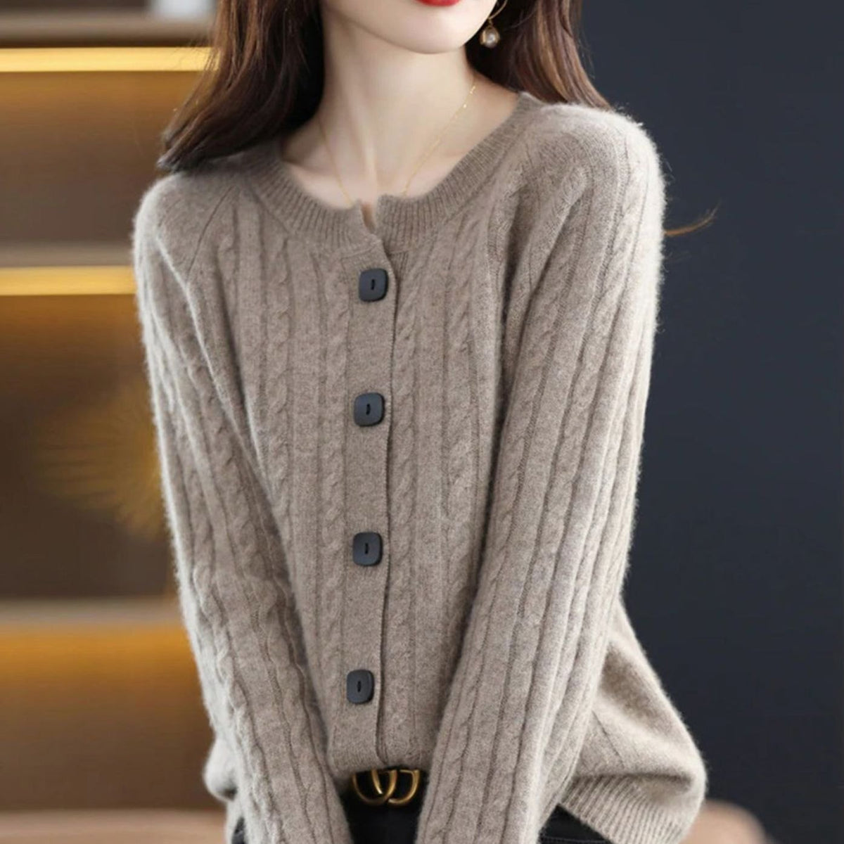 Kabelgebreid winters damesvest met knoopsluiting en relaxte pasvorm