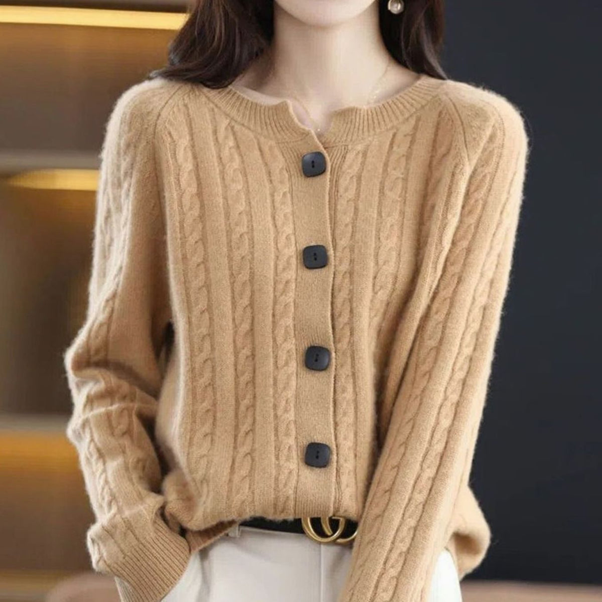 Kabelgebreid winters damesvest met knoopsluiting en relaxte pasvorm