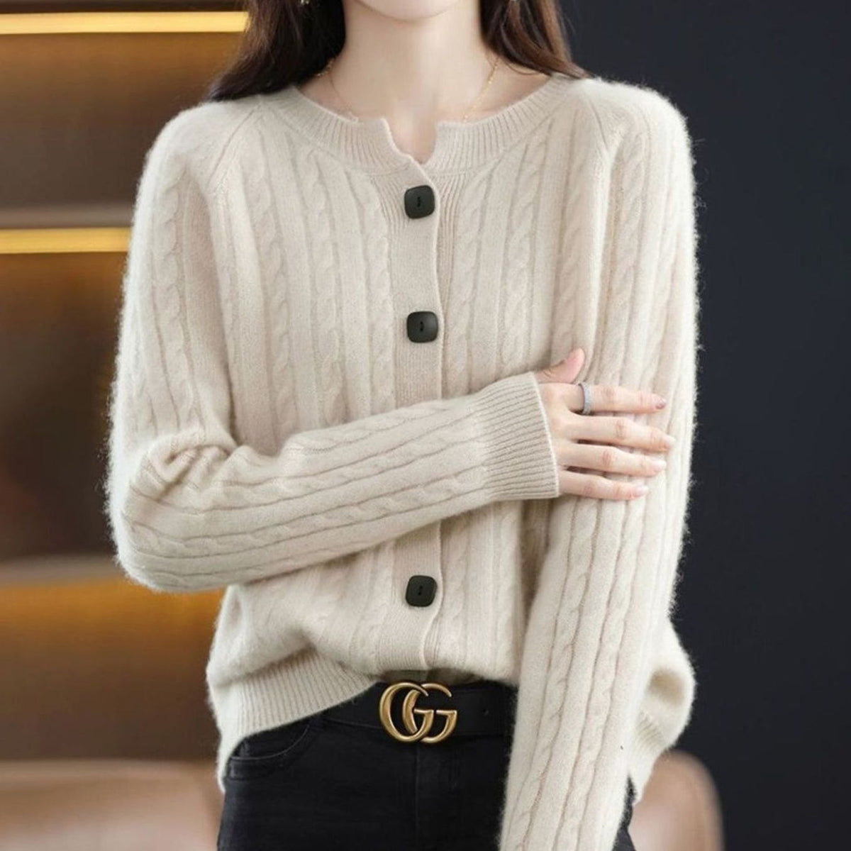 Kabelgebreid winters damesvest met knoopsluiting en relaxte pasvorm
