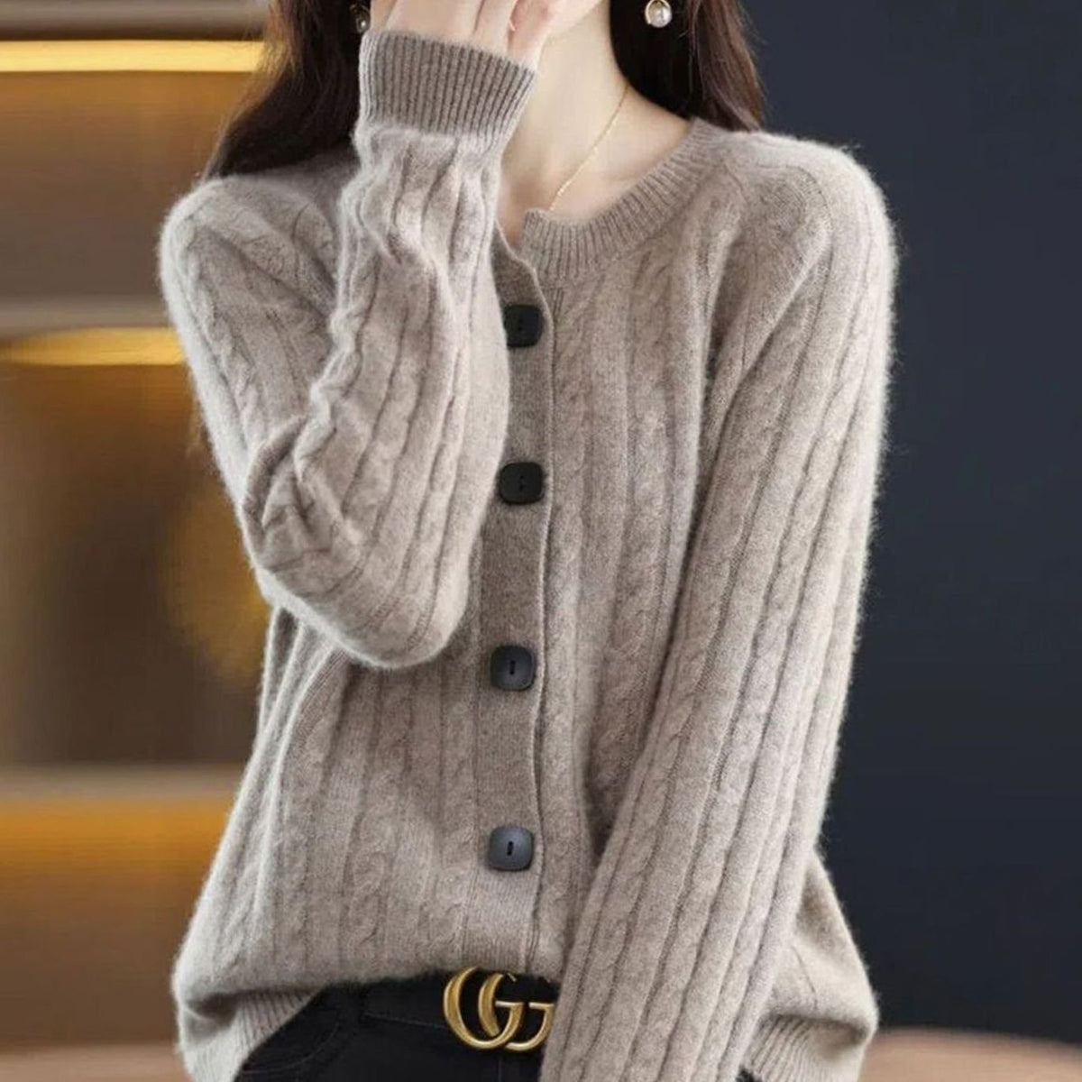 Kabelgebreid winters damesvest met knoopsluiting en relaxte pasvorm
