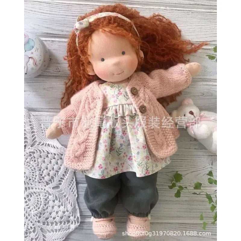 Katoenen Knuffelpop Mila in Waldorfstijl met Stoffen Doos