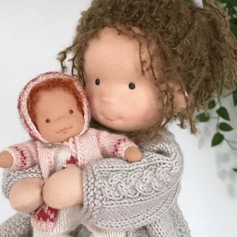 Katoenen Knuffelpop Mila in Waldorfstijl met Stoffen Doos