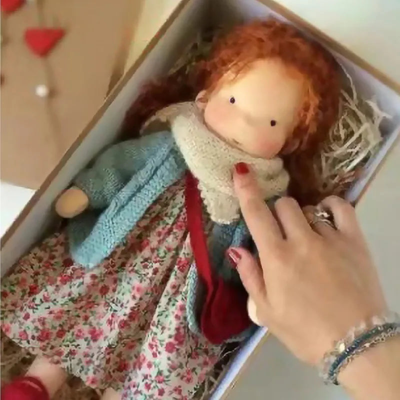 Katoenen Knuffelpop Mila in Waldorfstijl met Stoffen Doos