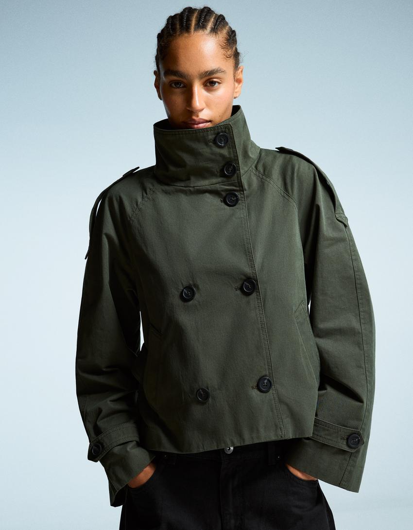 Klassieke en lichte cropped herfsttrenchcoat van zachte stof