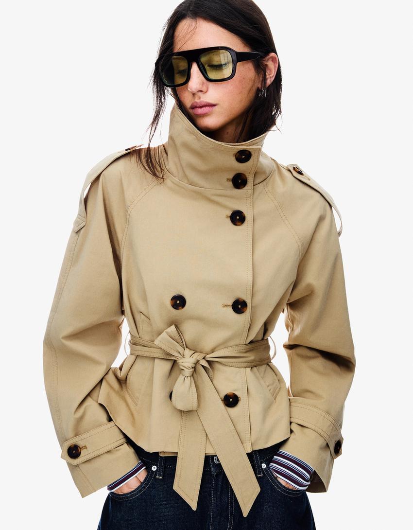 Klassieke en lichte cropped herfsttrenchcoat van zachte stof