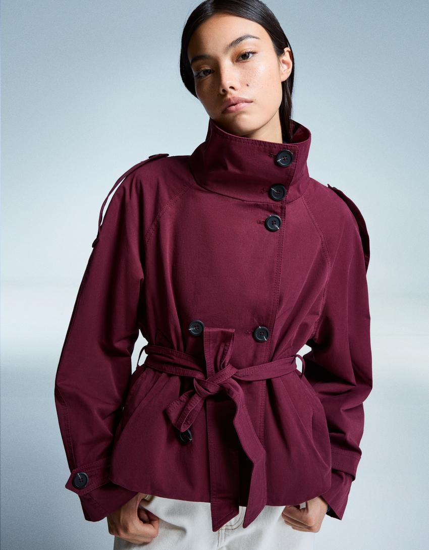 Klassieke en lichte cropped herfsttrenchcoat van zachte stof