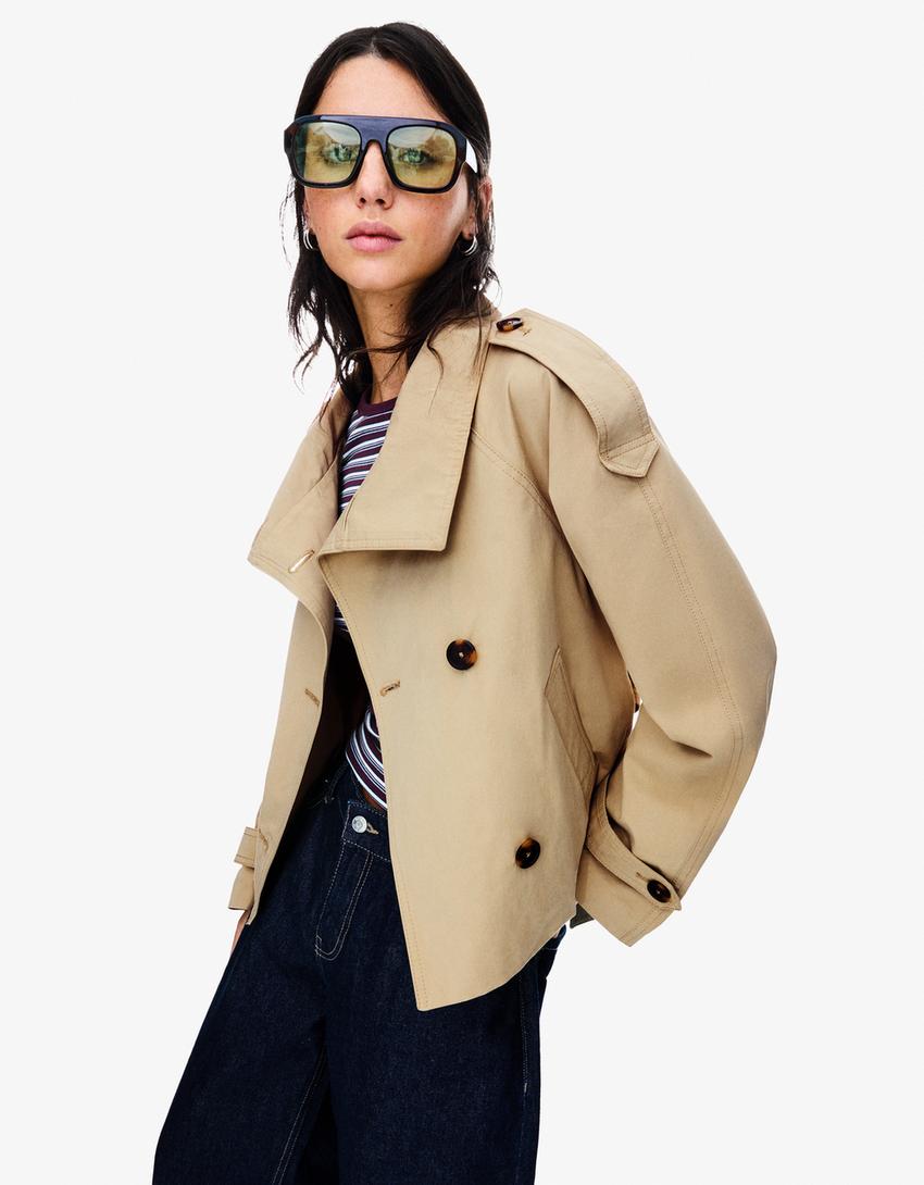 Klassieke en lichte cropped herfsttrenchcoat van zachte stof