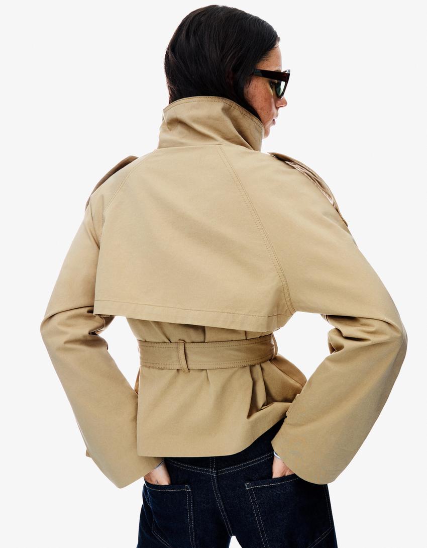 Klassieke en lichte cropped herfsttrenchcoat van zachte stof