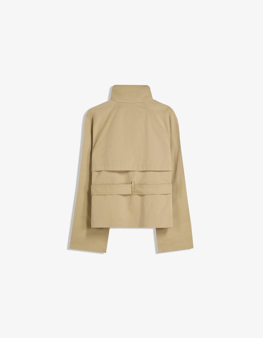 Klassieke en lichte cropped herfsttrenchcoat van zachte stof