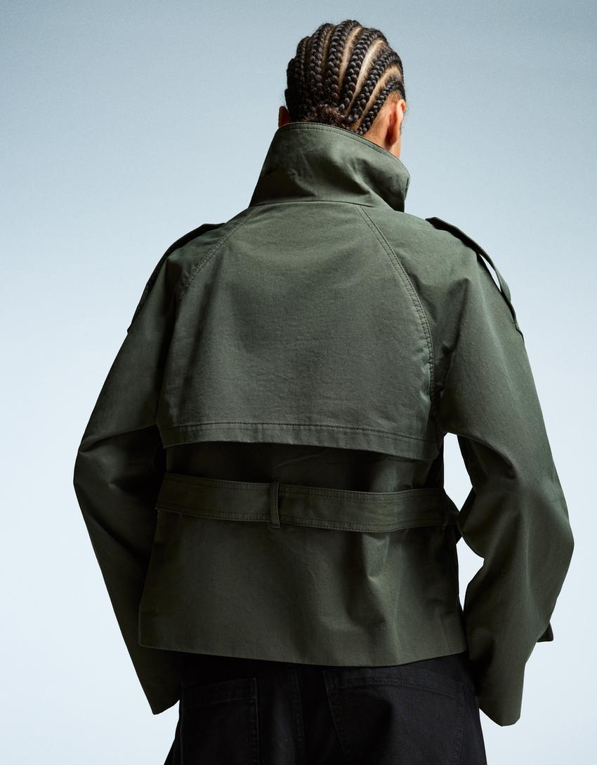 Klassieke en lichte cropped herfsttrenchcoat van zachte stof