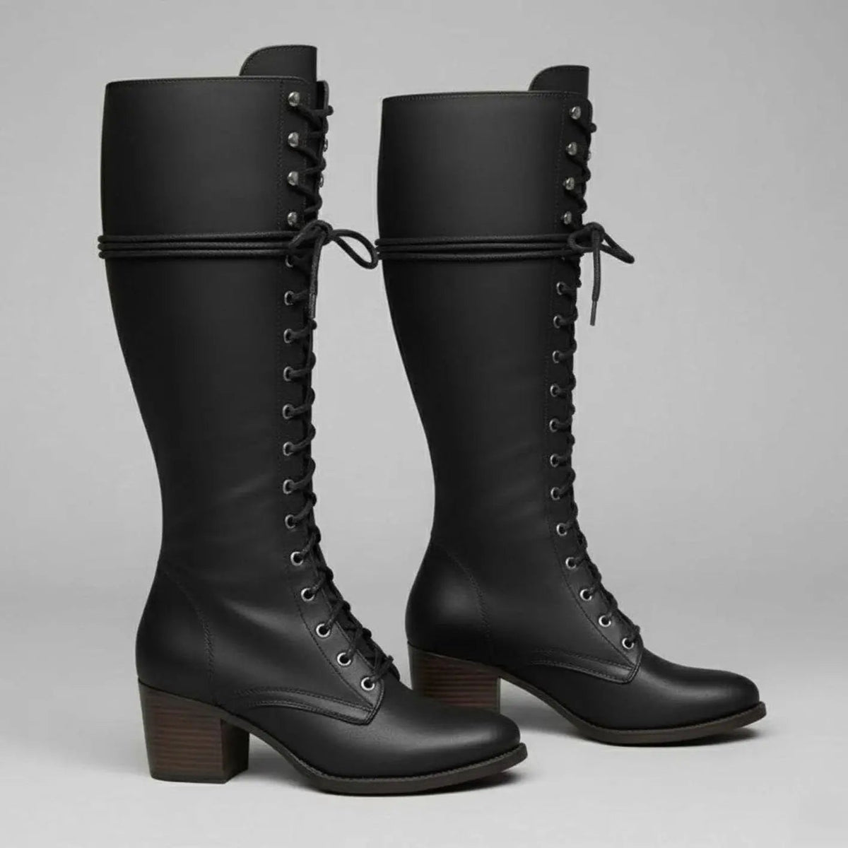 Kniehoge damesveterlaarzen met studs en blokhak