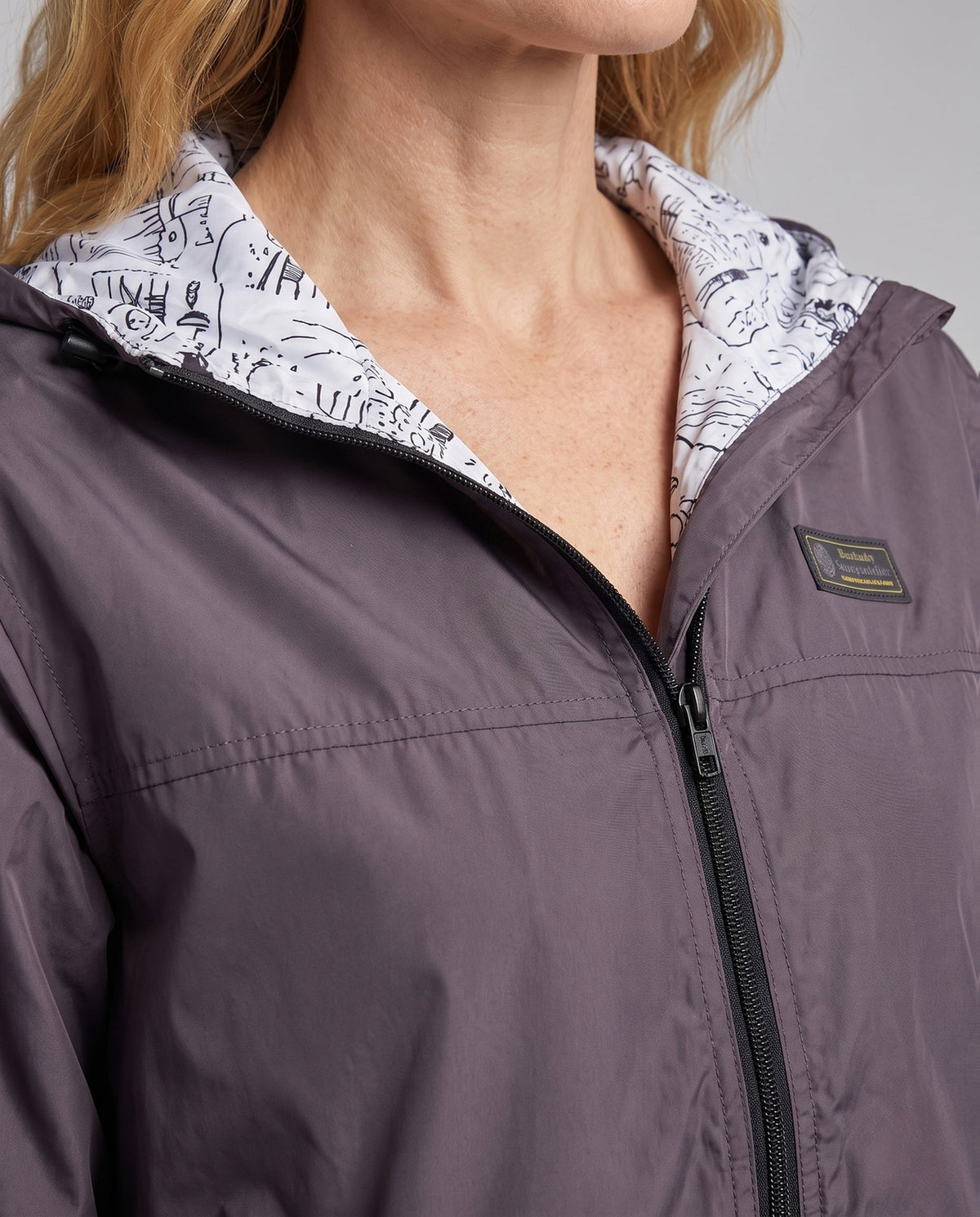 Lichtgewicht unisex windjack met capuchon, bedrukte voering en trekkoord