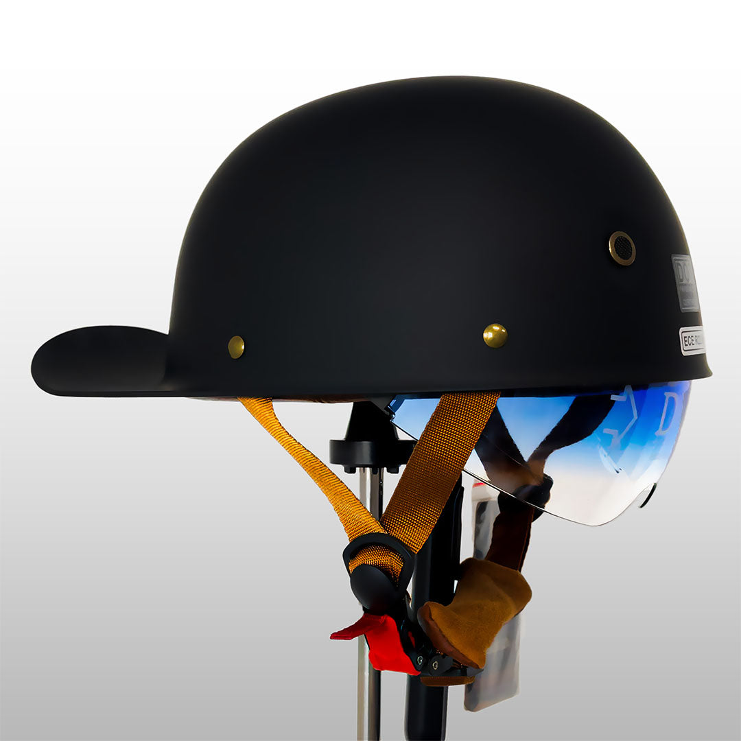 Motorhelm in honkbalpetstijl