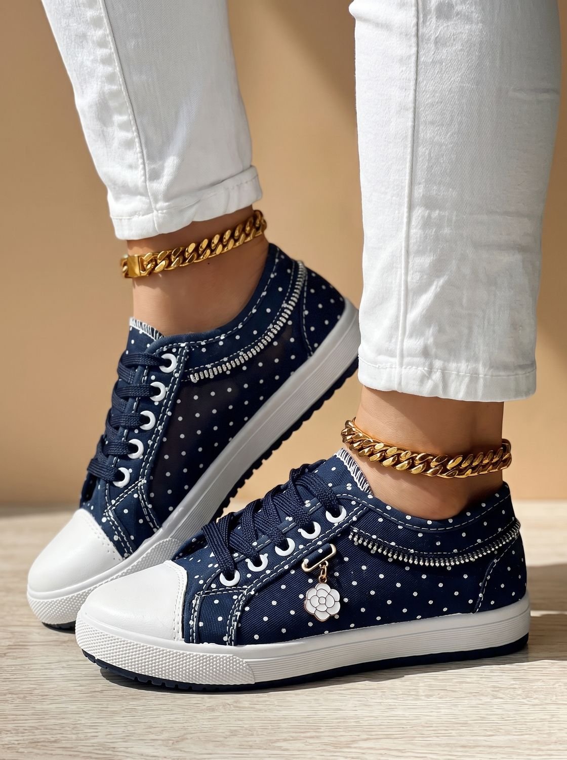 Orthopedische lage damessneakers van gebloemd mesh met vetersluiting