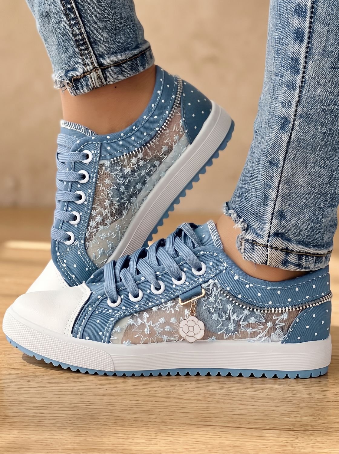 Orthopedische lage damessneakers van gebloemd mesh met vetersluiting