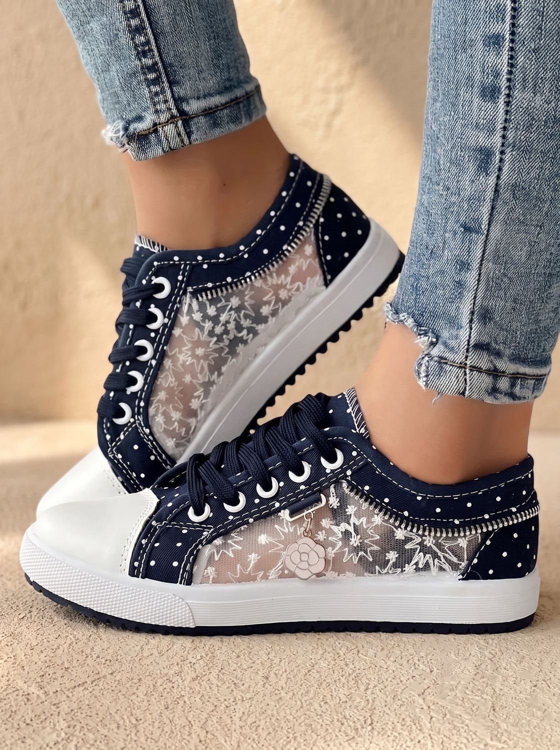 Orthopedische lage damessneakers van gebloemd mesh met vetersluiting